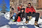 33 Un buon pranzetto sulle nevi al sole di Torcola Vaga seduti comodi su due bei tronchetti d'abete !
